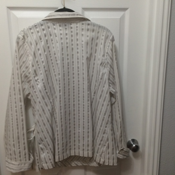 Avenue Wrap Style Top - Picture 3 of 8